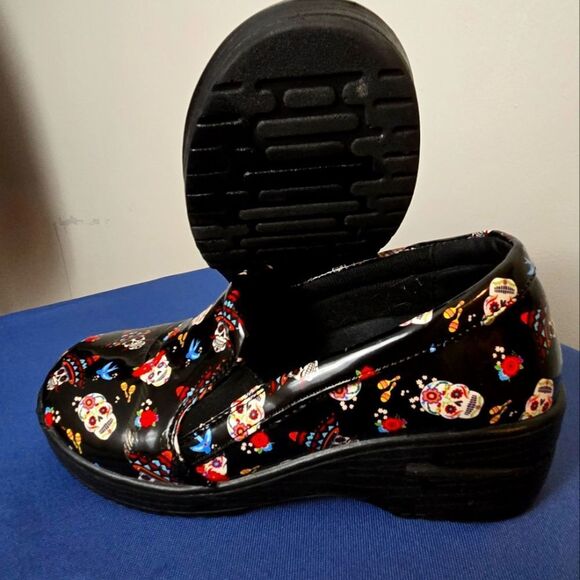 No Slip Clogs  Skull Print - Picture 3 of 6